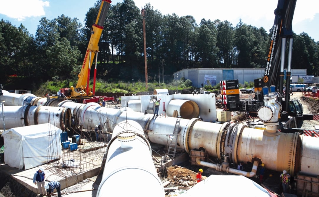 For the installation of the piece, CONAGUA had to cut off the water supply in 13 delegations for more than 150 hours - Photo: Jorge Alvarado/EL UNIVERSAL