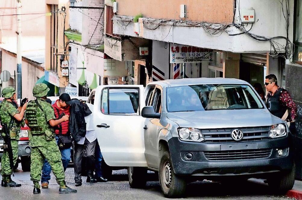 A una cuadra del Palacio de Gobierno, militares cerraron calles aledañas con unidades equipadas con artillería; según los reportes, en el edificio cateado había pocos departamentos ocupados (JUSTINO MIRANDA. EL UNIVERSAL)