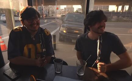 VIDEO: Camioneta choca contra cafetería mientras jóvenes grababan podcast