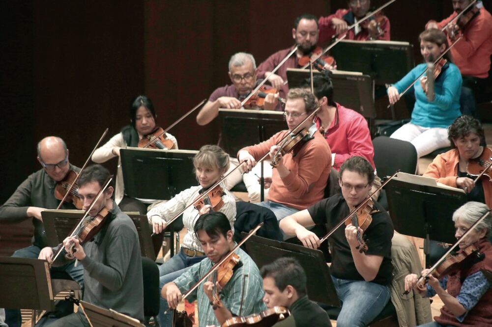 Músicos de la Orquesta Filarmónica de la Máxima Casa de estudios ensayan para los conciertos que ofrecerán este fin de semana (ALEJANDRA LEYVA. EL UNIVERSAL)