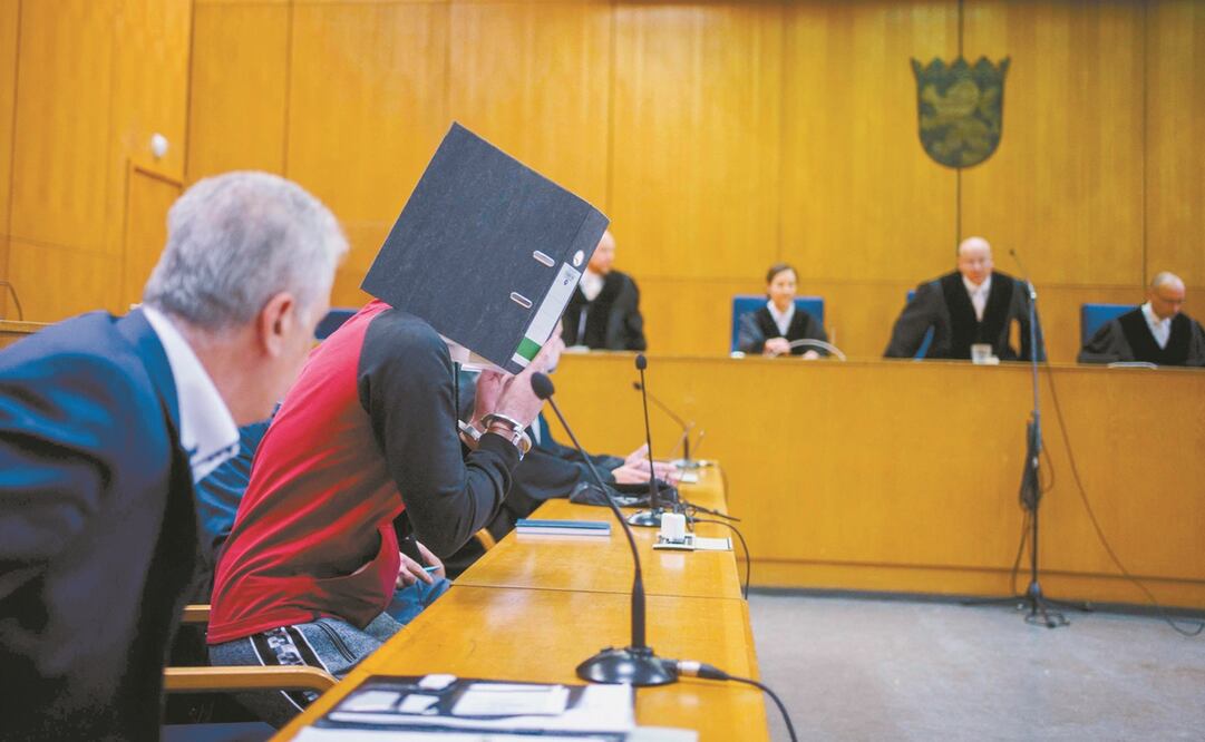 Taha Al-Jumailly (segundo de izq. a der.) en su juicio en Fráncfort en 2021; fue condenado a cadena perpetua por el genocidio yazidí en Irak a manos del EI.