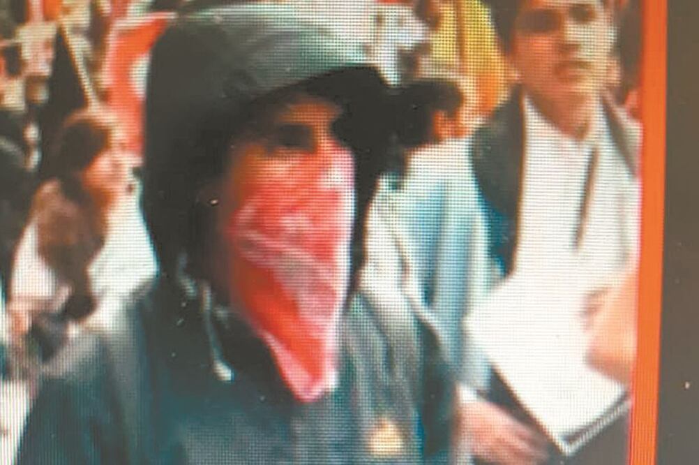 Bajo la lupa. Se presume que este personaje vive en el sur de la Ciudad; se le ha visto en reuniones universitarias y en partidos de futbol de los Pumas, en CU. ESPECIAL 