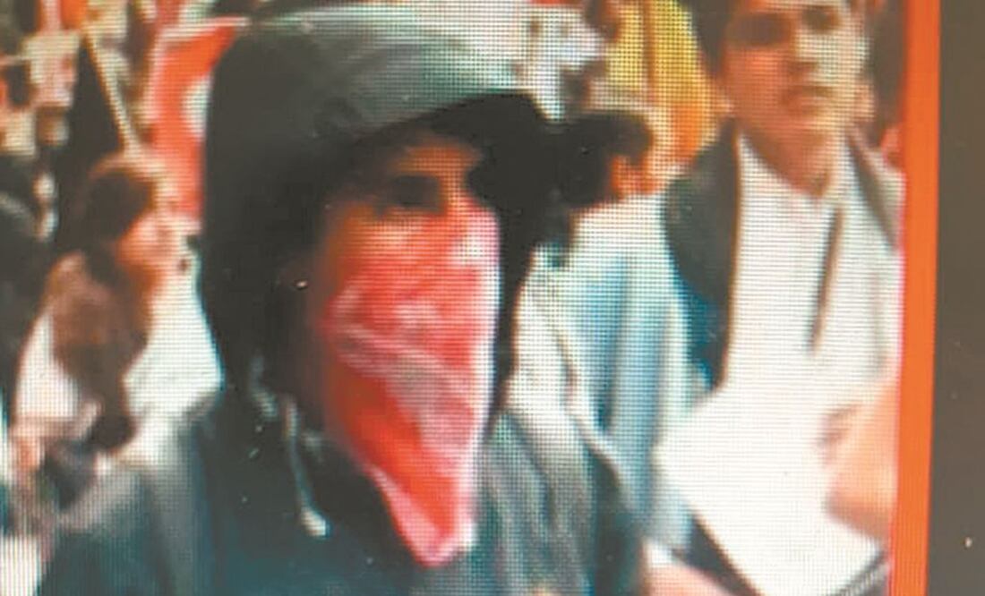 Bajo la lupa. Se presume que este personaje vive en el sur de la Ciudad; se le ha visto en reuniones universitarias y en partidos de futbol de los Pumas, en CU. ESPECIAL