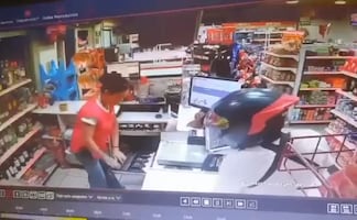 Motociclistas asaltan tienda de conveniencia en Cuernavaca; reportan otro asalto en sucursal de Sanborns   