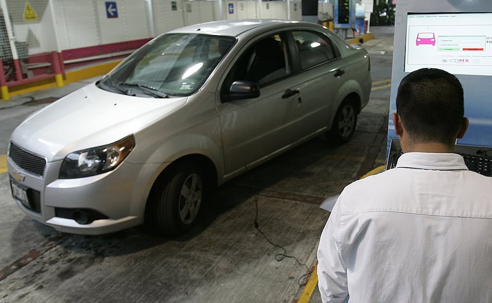 El pago de la verificación vehicular se hace en el verificentro. Foto: Archivo EL UNIVERSAL