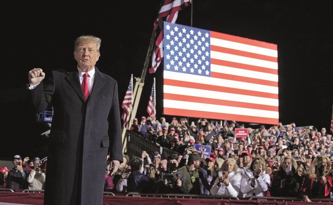 El expresidente de Estados Unidos, Donald Trump, saluda a sus seguidores antes de un mitin en el Aeropuerto Internacional de Dayton, en Vandalia, Ohio. Foto: Drew Angerer / AFP