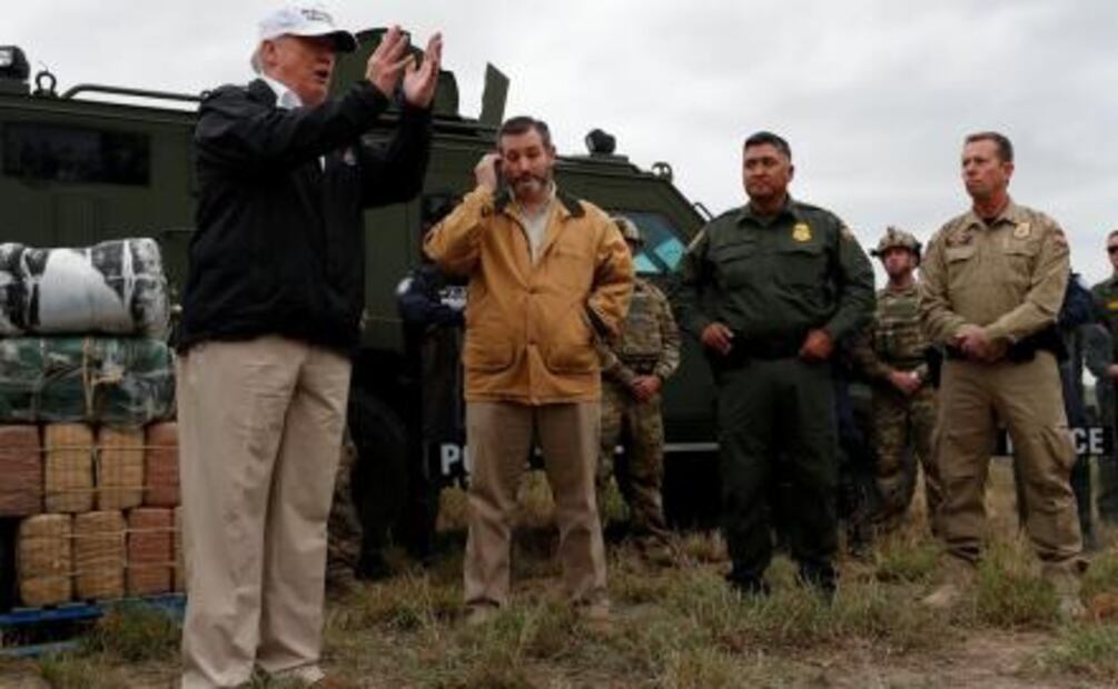 Muestran a Trump armas y droga incautadas por la Patrulla Fronteriza