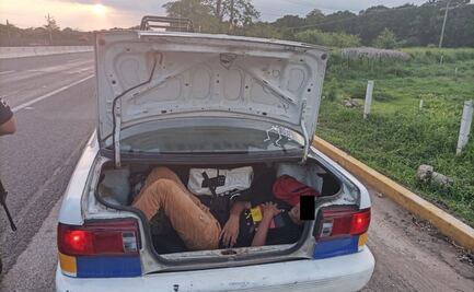 Detienen a taxistas por trasladar a migrantes en cajuela de auto en Tapachula 