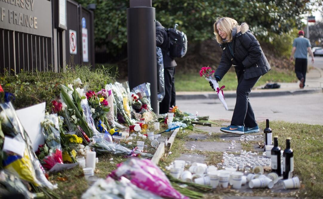Flores han sido dejadas en la embajada de Francia en EU (Foto: EFE)
