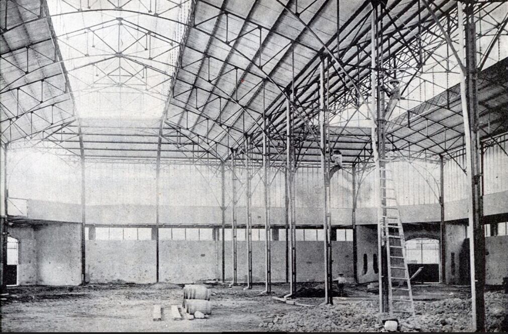Una toma del interior del antiguo Mercado de La Lagunilla durante la primera etapa de su construcción. En la imagen se pueden observar a dos trabajadores en los postes que dan soporte a las dos naves de la armadura metálica del llamado “sistema inglés” que se utilizó para su construcción. Imagen: Col. Villasana-Torres