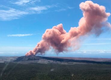 Piden evacuar hogares por erupción de volcán en Hawai
