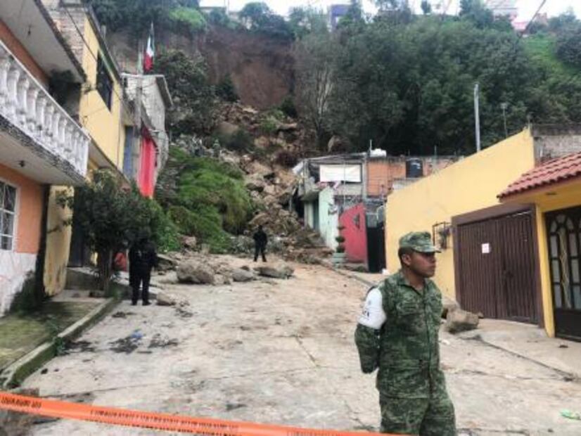 Deslave de cerro sepulta auto y daña vivienda en Naucalpan