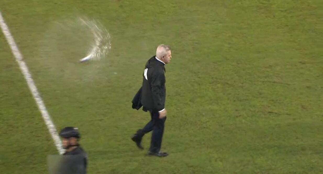 Así fue el momento en el que Javier Aguirre recibió el impacto de una lata en su cabeza / Foto: Especiales