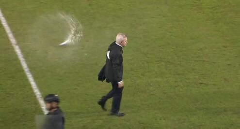 El momento exacto en el que descalabraron a Javier Aguirre con una lata de cerveza