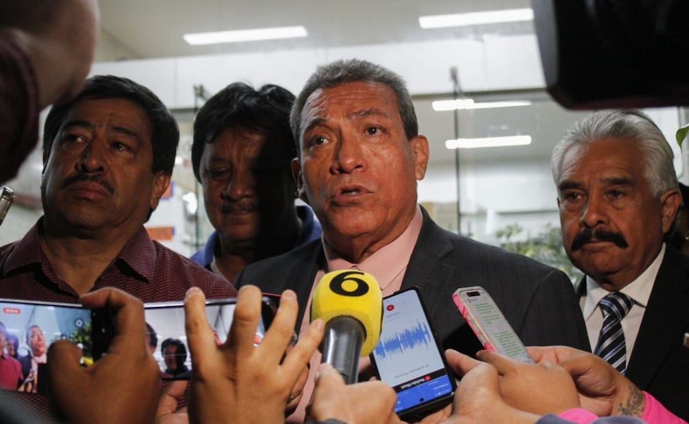 Después de mas de 3 horas de diálogo entre el Gobierno de la Ciudad de México y transportistas, se acordó un aumento de $1.50 en transporte público consecionado Foto: Fernanda Zamora / EL UNIVERSAL