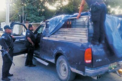 Localizan una camioneta con 2 mil 150 litros de huachicol en Oaxaca