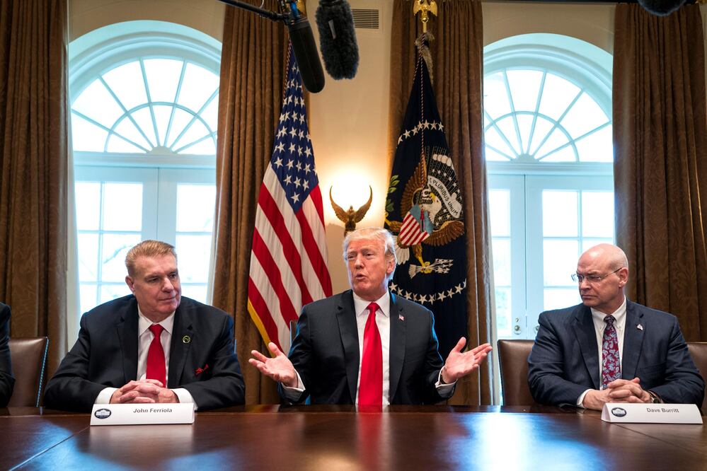 El presidente de EU, Donald Trump, en reunión con un grupo de directivos de empresas del sector siderúrgico, en la Casa Blanca, Washington, DC (Foto: EFE)