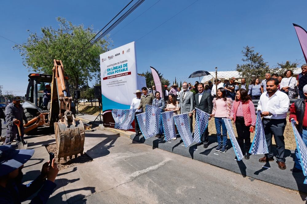 Autoridades estatales pusieron en marcha el programa de sustitución de redes de asbesto municipales en Toluca, el cual tiene una inversión de 21 millones de pesos. Foto: Jorge Alvarado / EL UNIVERSAL