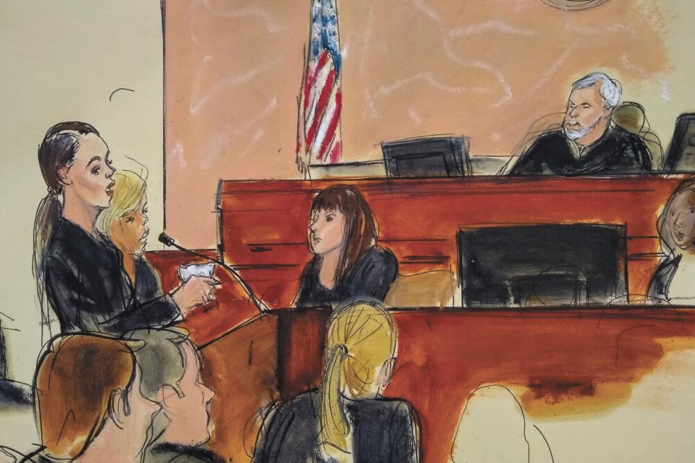 Andrea Vélez, una colombiana que trabajó para Joaquín Guzmán Loera, testificó ayer durante la sentencia contra el capo. Foto: ELIZABETH WILLIAMS. AP