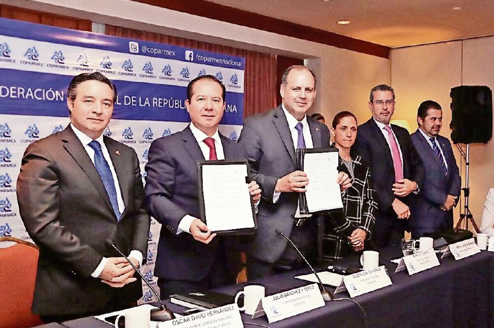 Julio Sánchez, de Cofepris (segundo de izq. a der.), y Gustavo A. de Hoyos, presidente de Coparmex (siguiente a la der.), ayer en la firma del convenio (COFEPRIS)