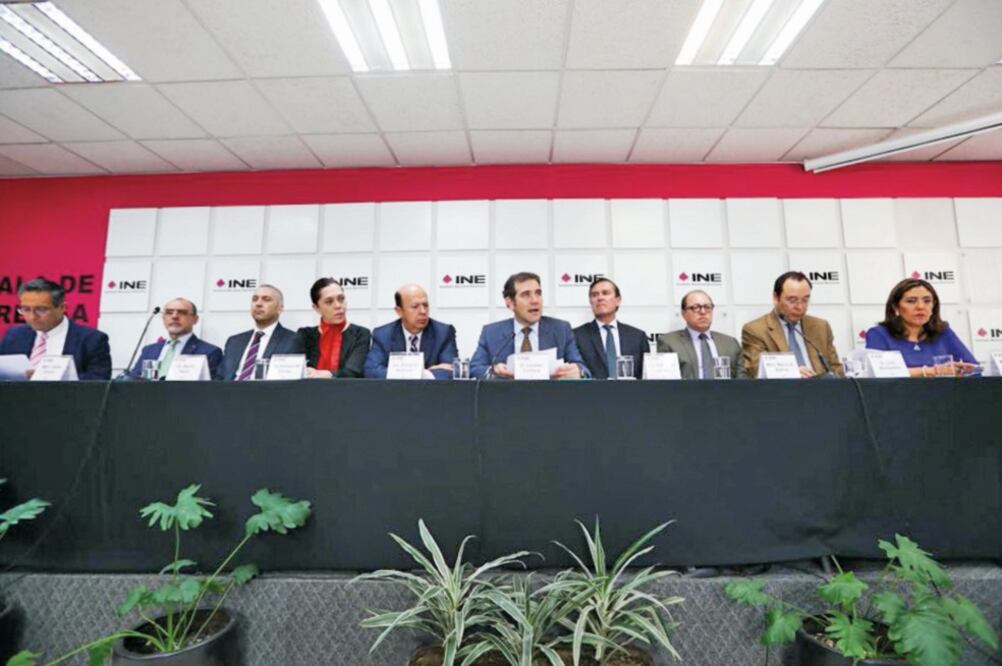 Acompañado de los consejeros electorales, el titular del INE, Lorenzo Córdova (centro), dijo que respetará la decisión del TEPJF sobre la multa a Morena (CORTESÍA INE)