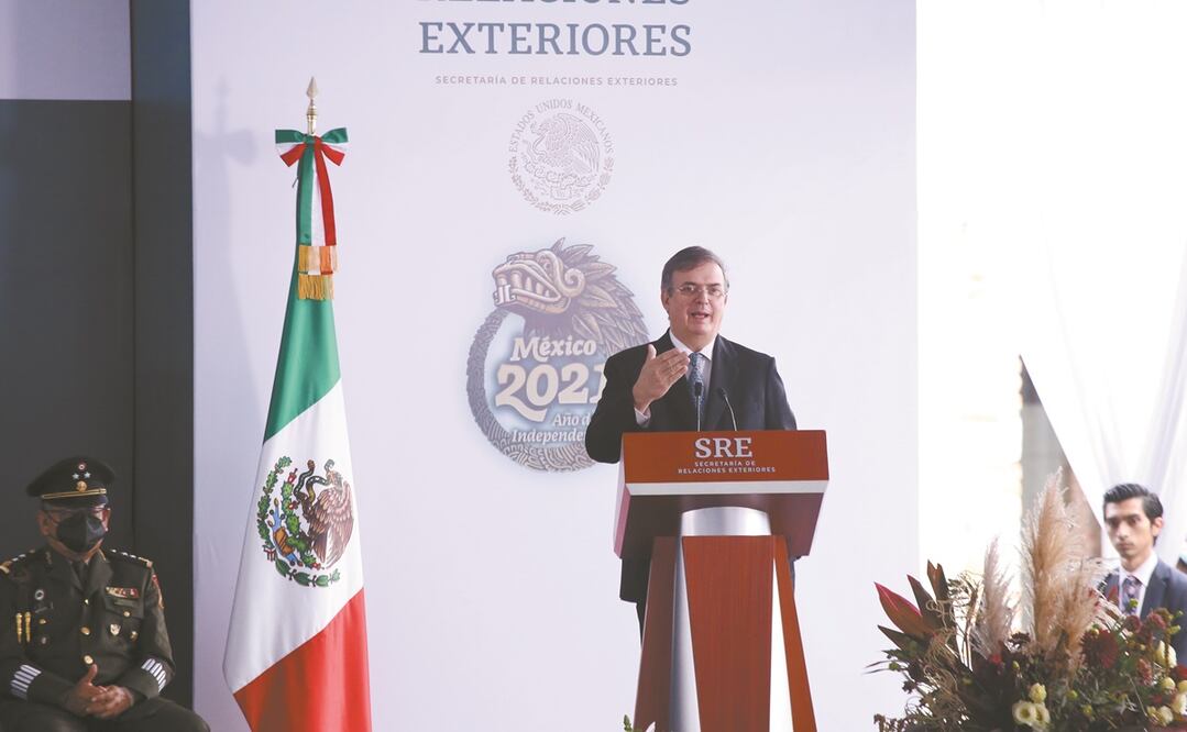 Marcelo Ebrard presumió que pronto comenzará la emisión del pasaporte electrónico en México. Foto: OMAR CONTRERAS. EL UNIVERSAL