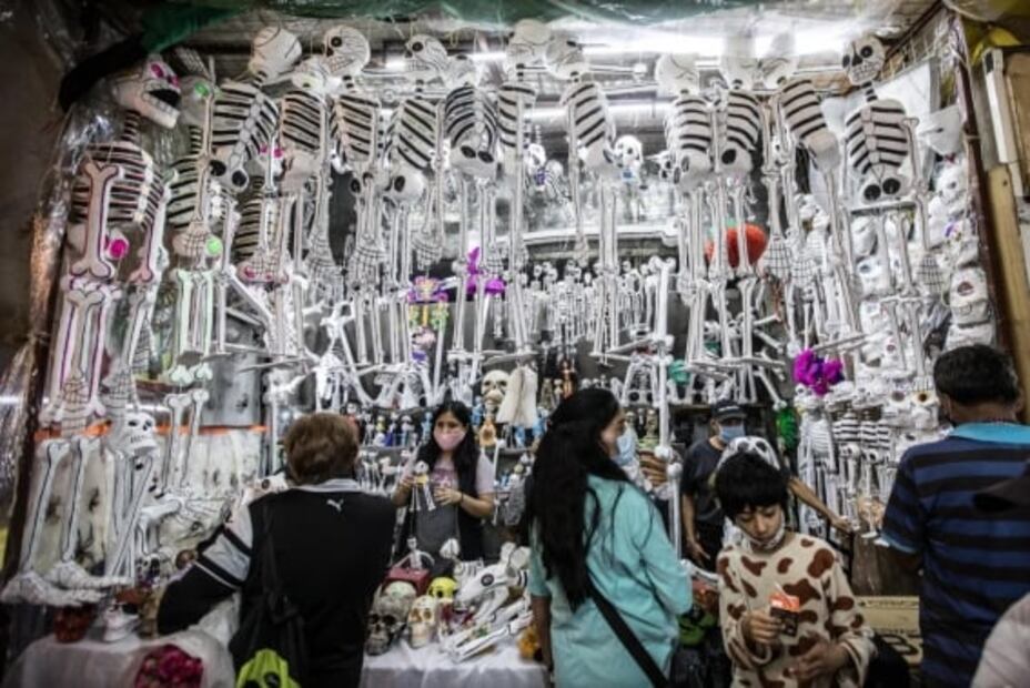 Poca venta, panteones cerrados, tradiciones interrumpidas. Una difícil temporada de Día de Muertos en imágenes