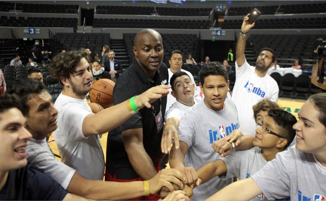 Jugadores de Kings de Sacramento ofrecieron una clínica a integrantes de Olimpiadas Especiales sobre la duela de la Arena Ciudad de México, donde jugarán ante Celtics de Boston, en la temporada regular de la Asociación Nacional de Baloncesto (NBA). 