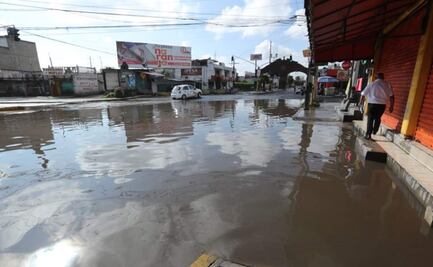 Lluvia inunda acceso principal a San Mateo Atenco