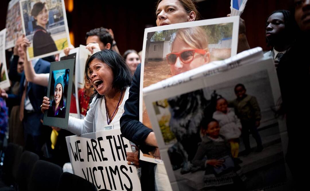 Clariss Moore sostiene una fotografía de su hija Danielle Moore y junto a otros familiares de los fallecidos en el vuelo 302 de Ethiopian Airlines y el vuelo 610 de Lion Air. Foto:AFP