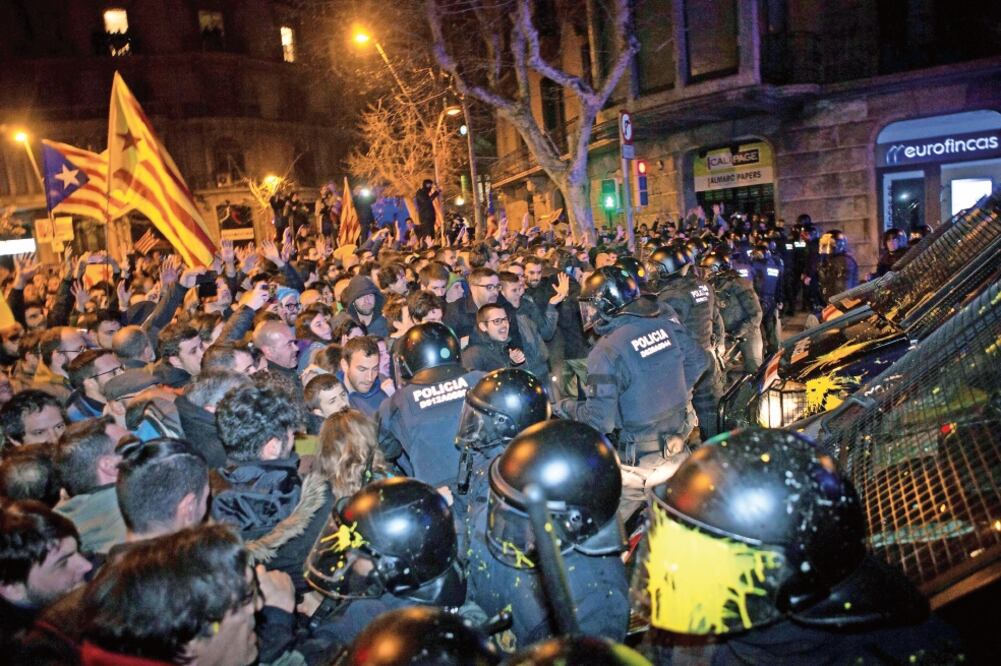 Miembros de los Mossos d´Esquadra se enfrentaron ayer con manifestantes independentistas en las inmediaciones de la Delegación del Gobierno en Barcelona (ENRIC FONTCUBERTA. EFE)