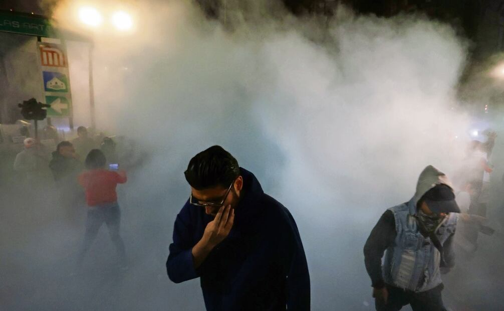 Decenas de granaderos fueron enviados a blindar la vieja sede del Senado y gasearon a los inconformes para evitar que tomaran de nuevo la tribuna. Foto: Carlos Mejía / EL UNIVERSAL
