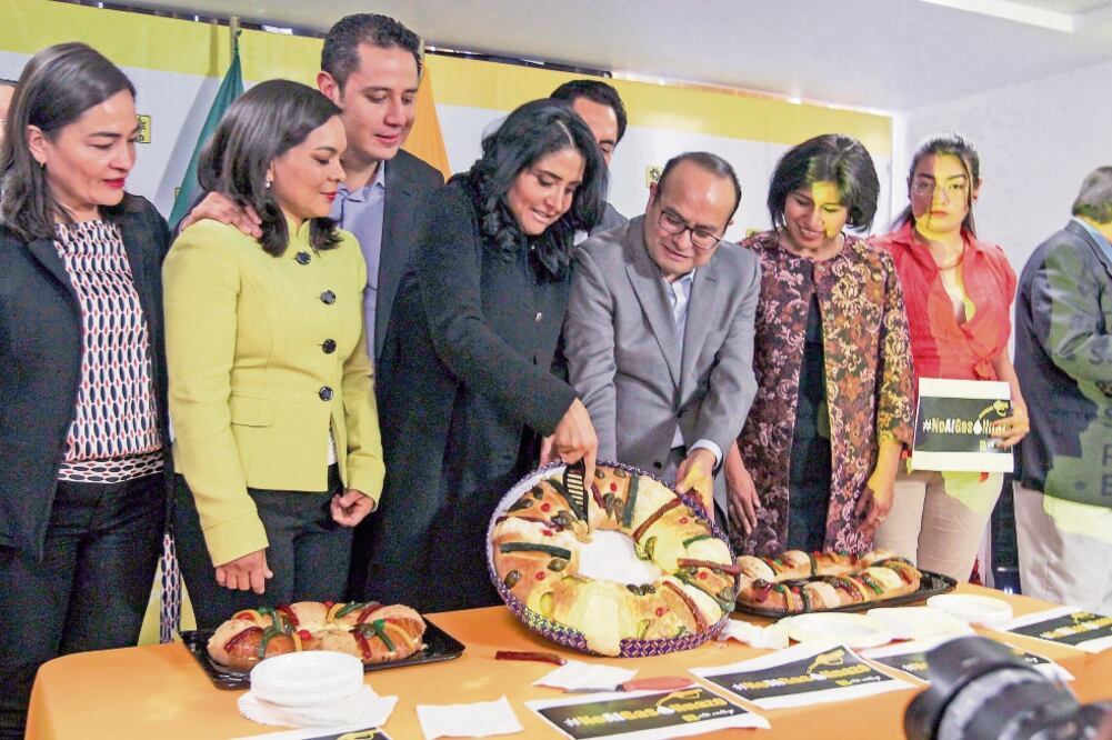 La presidenta del PRD, Alejandra Barrales, solicitó investigar actos vandá l ico s suscitados durante protestas. En la conferencia partió la Rosca de Reyes (GERMÁN GARCÍA. EL UNIVERSAL)