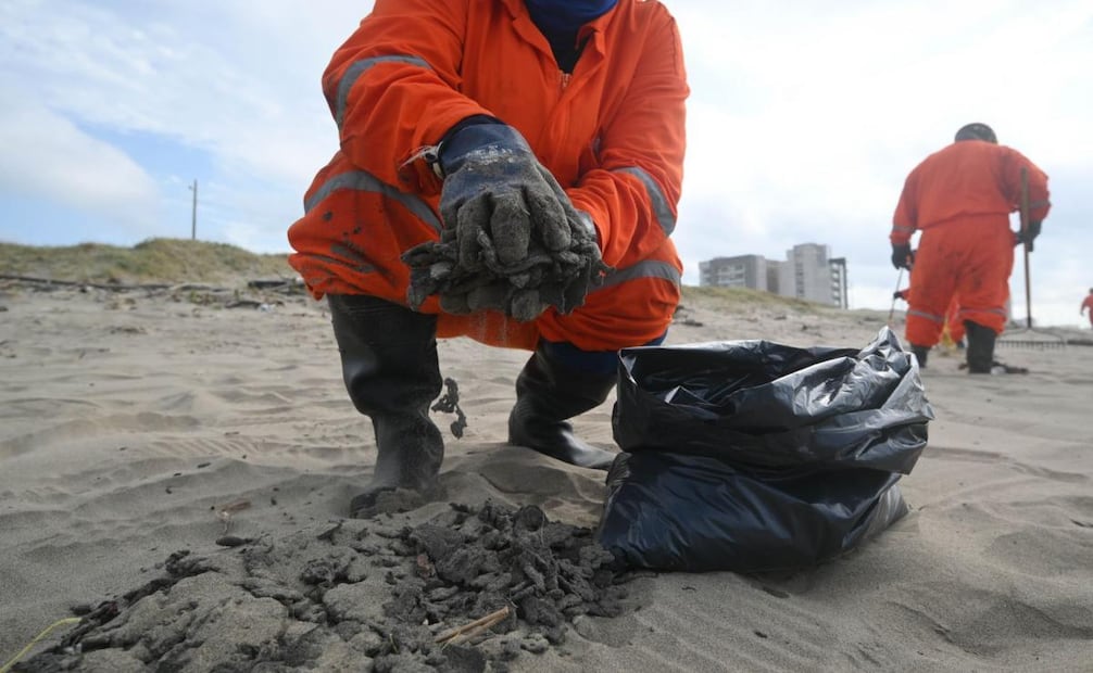 Trabajadores de la empresa MAYA, subcontratada por Pemex, llevan a cabo intensas labores de limpieza a lo largo de la playa de Coatzacoalcos, como parte de las acciones para atender la presencia de hidrocarburos en la zona (25/03/2026). Foto: Ángel Hernández/ Cuartoscuro