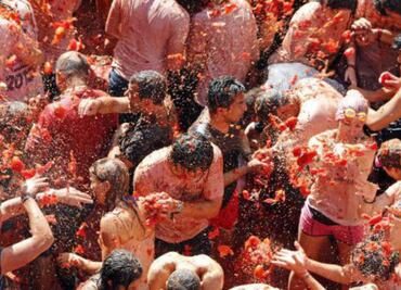 Destrozos en el coche de Google que grababa la Tomatina
