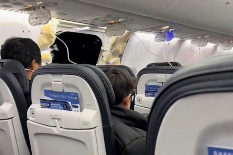 Esta imagen del video proporcionado por Elizabeth Le muestra a los pasajeros cerca de los daños en un Boeing 737 Max 9 de Alaska Airlines, que se vio obligado a regresar al Aeropuerto Internacional de Portland el 5 de enero. Foto: AP