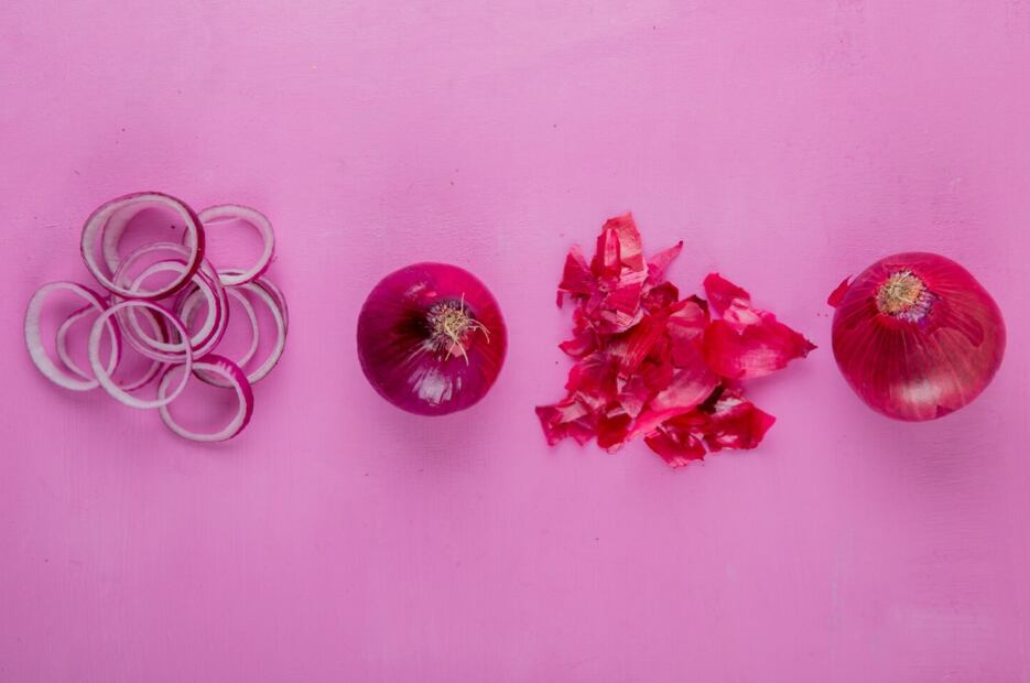 El agua de cebolla nutre el cuero cabelludo y lo fortalece desde la raíz. Foto: Freepik