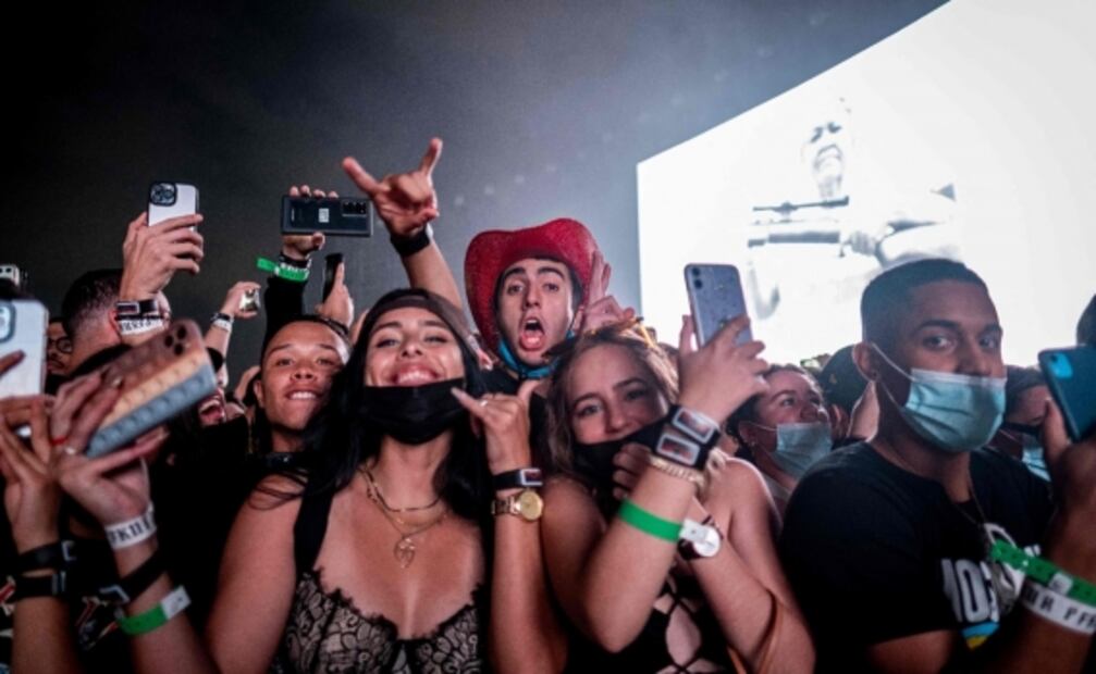 Tras casi cuatro horas de retraso, Bad Bunny arma fiesta en Puerto Rico