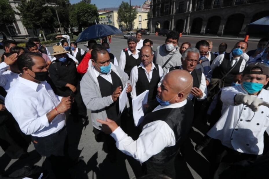 Meseros demandan apoyos económicos en Toluca tras quedarse sin trabajo por Covid-19