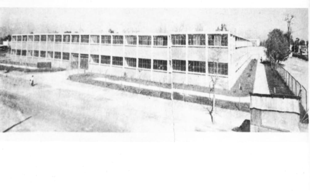 En la colonia Industrial se realizaron dos primarias, por 81 mil pesos de 1932: la Escuela Emiliano Zapata y la Escuela Prof. Jesús Romero Flores. Sumaban veinte salones, departamento médico, biblioteca y salón de actos. Colección Villasana.