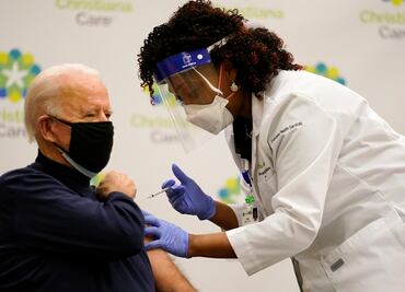 El presidente electo de EU, Joe Biden, recibe la vacuna contra el Covid-19