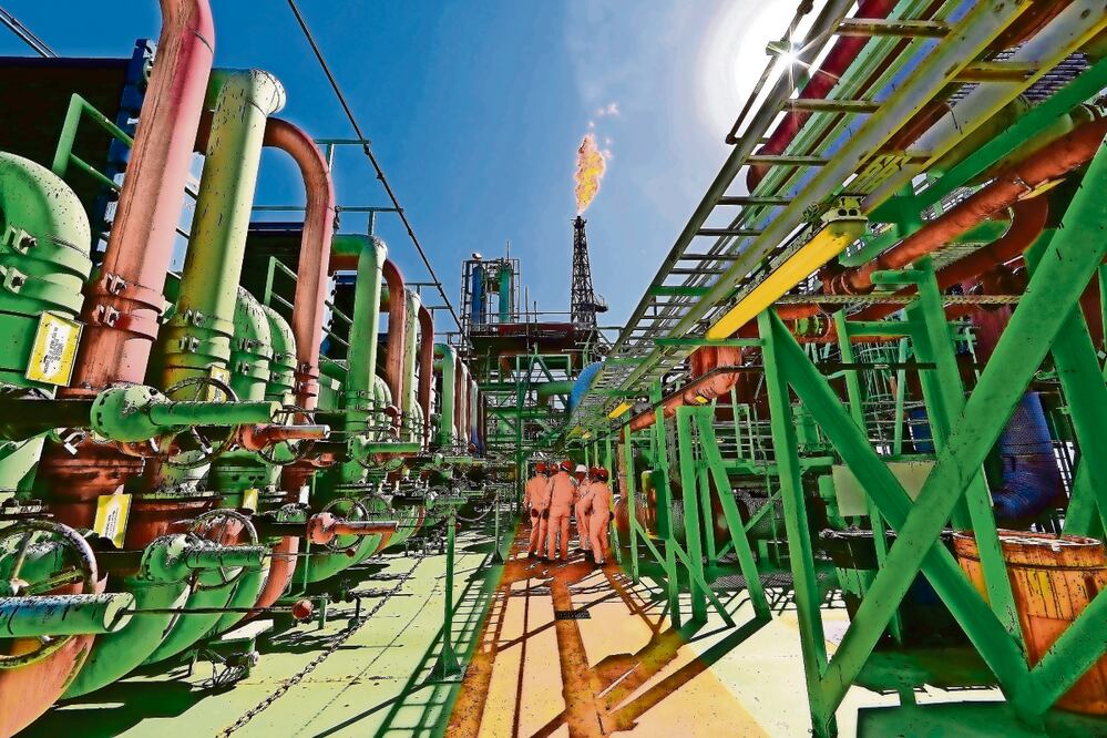 La situación financiera de Pemex está aumentando el riesgo de degradación de la calificación crediticia de México, advirtió el IMEF. Foto: Especial.