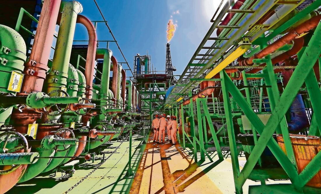 La situación financiera de Pemex está aumentando el riesgo de degradación de la calificación crediticia de México, advirtió el IMEF. Foto: Especial.