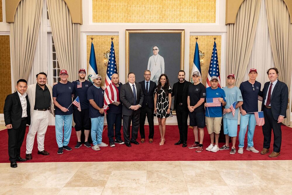 El presidente de El Salvador, Nayib Bukele, (centro), con los 10 estadounidenses entregados por Venezuela. FOTO: AFP