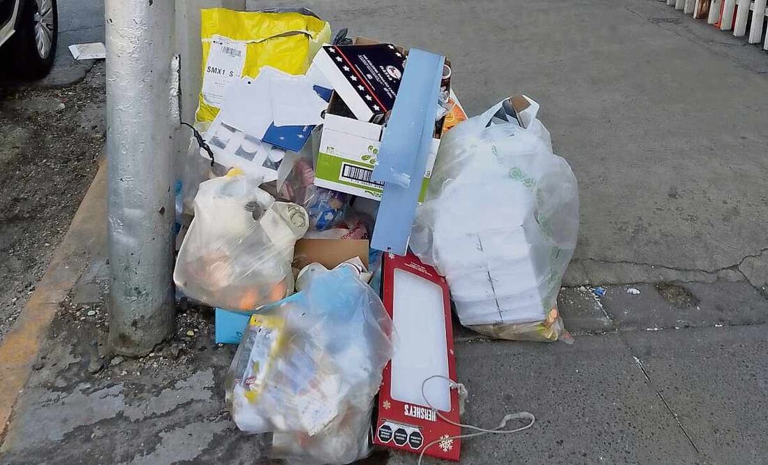 La basura se acumula en calles de Naucalpan, pues el servicio de recolección debe viajar más para confinarla. Foto: Rebeca Jiménez / EL UNIVERSAL
