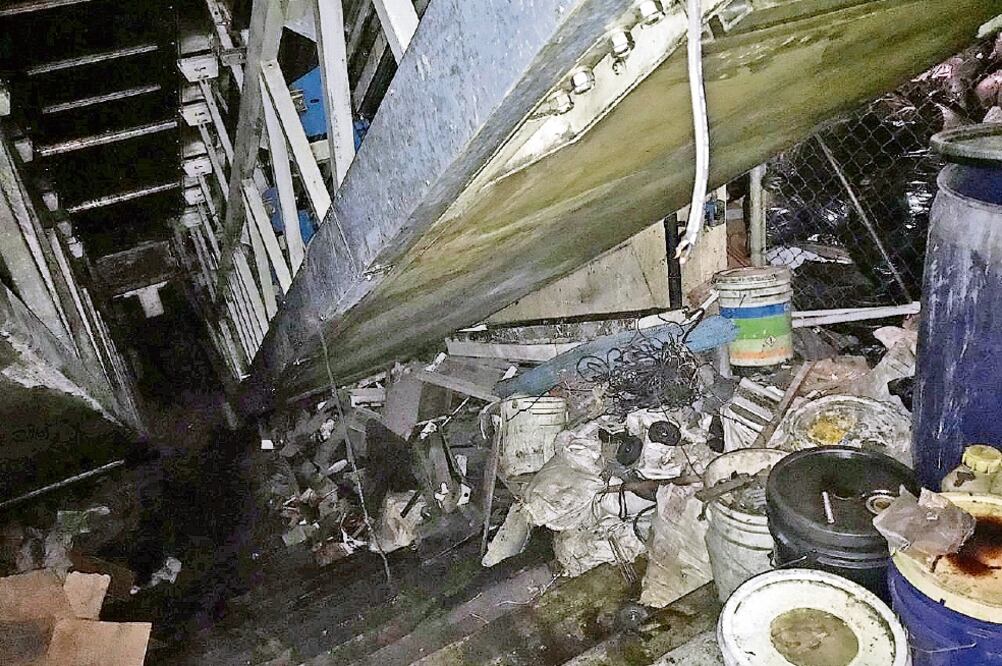 Desperfecto. Debajo de las escaleras se encontró gran cantidad de basura, por lo que se realizó limpieza general. Foto: ESPECIAL