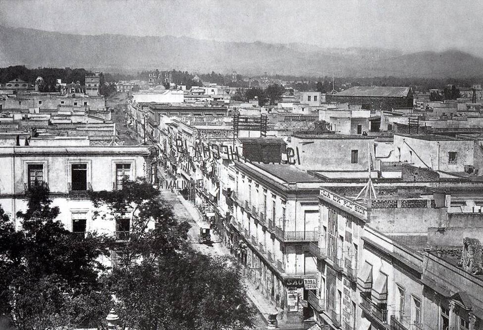 Vista de la calle de Tacuba desde la Catedral Metropolitana a finales del siglo XIX. La toma corresponde al cruce de las calles del Empedradillo, hoy Monte de Piedad; Tacuba con su continuación por Escalerillas, actual República de Guatemala y del lado derecho, la Primera Calle de Santo Domingo, hoy República de Brasil. Imagen cortesía: Universidad Iberoamericana