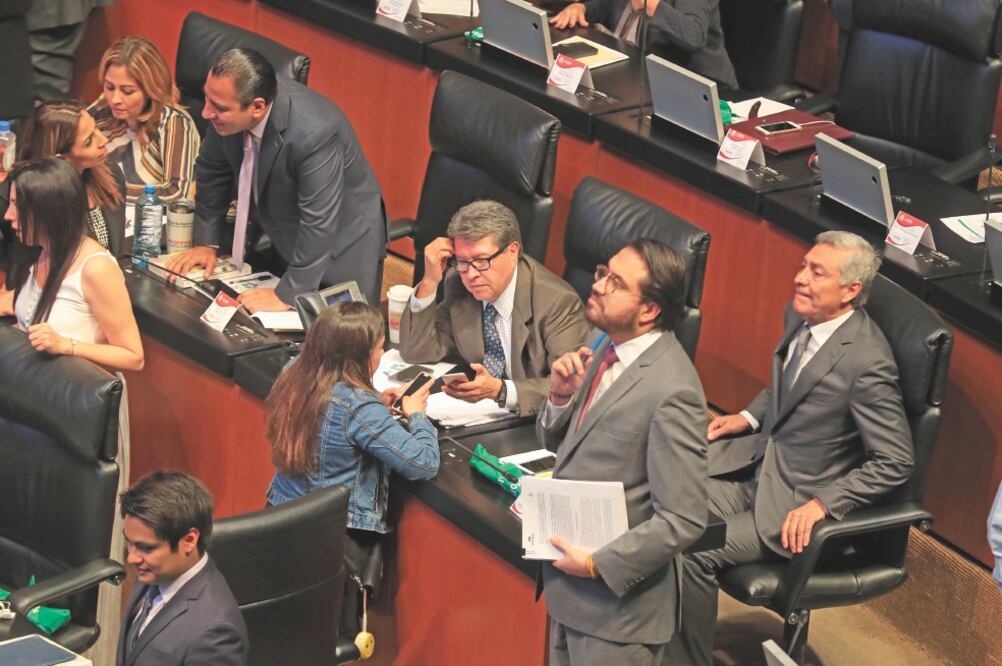 Ricardo Monreal (sentado al centro), coordinador de Morena en la Cámara Alta, y el líder del Senado, Martí Batres, se mostraron contra la propuesta de su correligionario Salomón Jara para limitar las funciones de calificadoras. Foto: IRVIN OLIVARES.