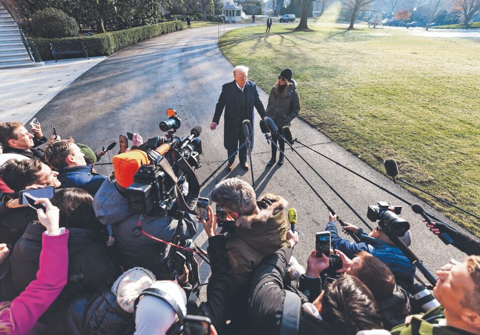 El presidente Donald Trump intensificó su presión a las autoridades mexicanas, al declarar a los cárteles como grupos terroristas. Foto: de JIM LO SCALZO. EFE