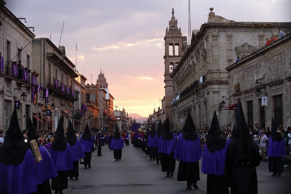 En la Procesión del Silencio participan solemnemente 20 cofradías. Foto: Sectur Michoacán